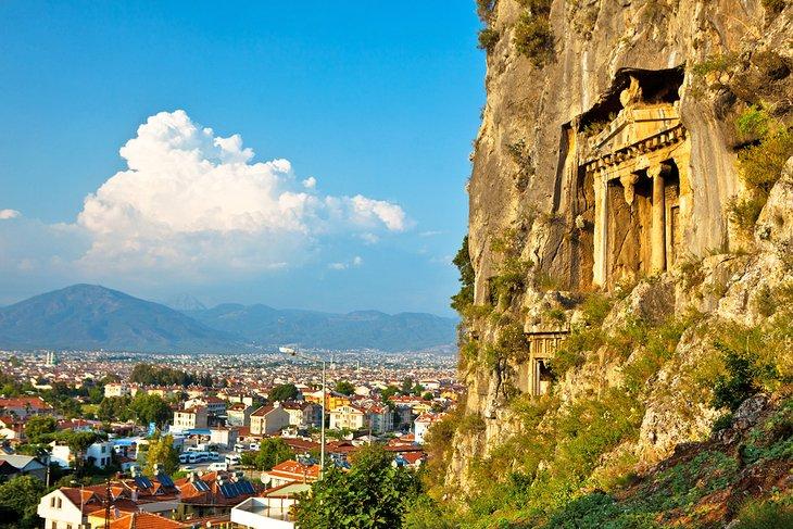 Tumbas rocosas de Fethiye que dominan la ciudad
