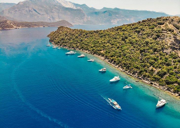 Barcos cerca de la Isla Gemiler