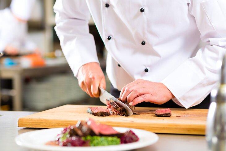 Un chef preparando una comida
