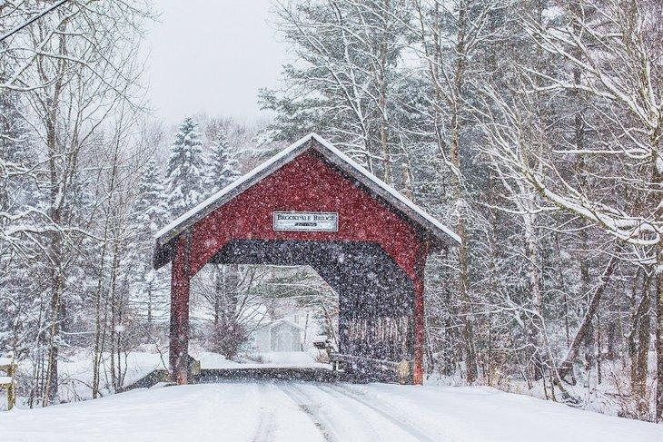 Puente cubierto de Vermont en una tormenta de nieve