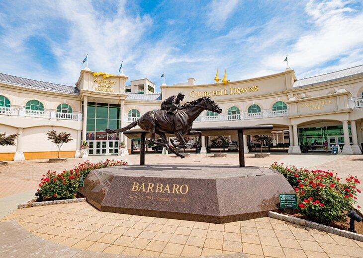 Estatua fuera del Museo Kentucky Derby
