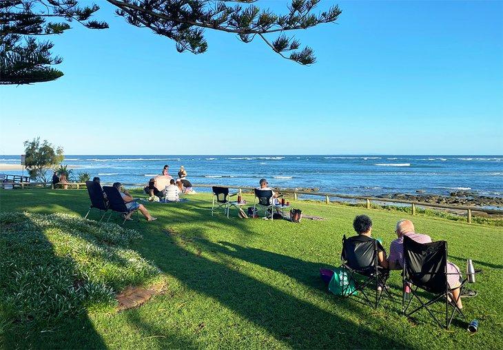 Parejas disfrutando de un picnic con vistas a Bulcock Beach