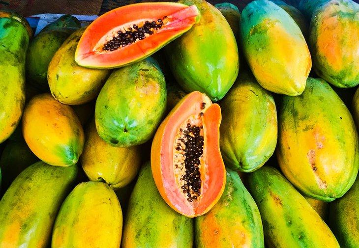 Papayas (pawpaw) a la venta en un mercado callejero
