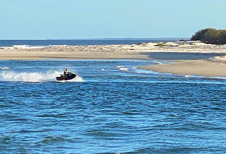 Jet skier en Pumicestone Passage