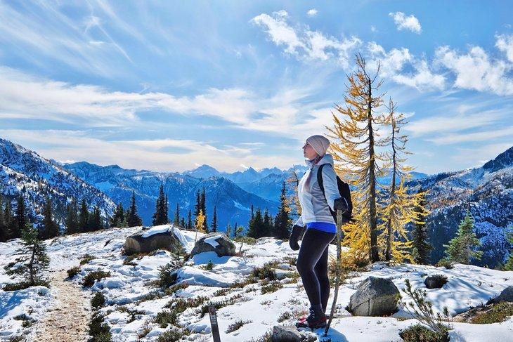 Randonneur en hiver au parc national du Mont Rainier près de Seattle