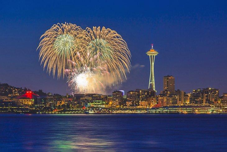 Feux d'artifice du Nouvel An sur Seattle et la Space Needle