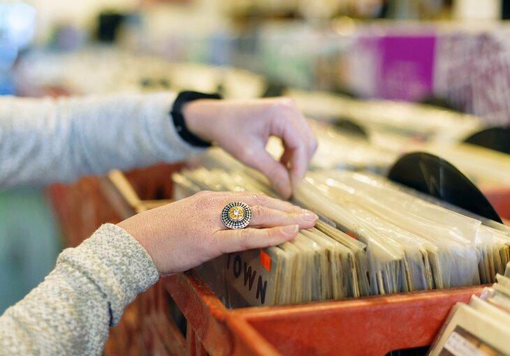 Flânerie dans un magasin de disques