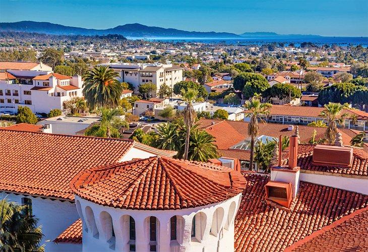 Le tribunal de comté de Santa Barbara et les toits en tuiles rouges de la ville