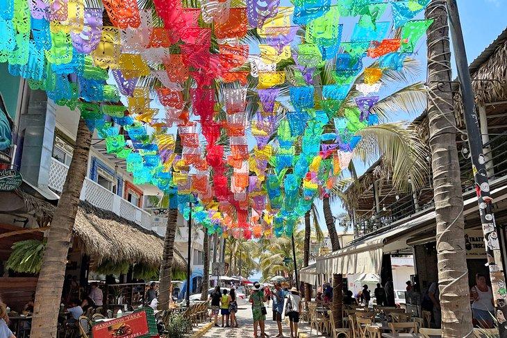 Restaurantes a lo largo de la Calle Delfines en Sayulita