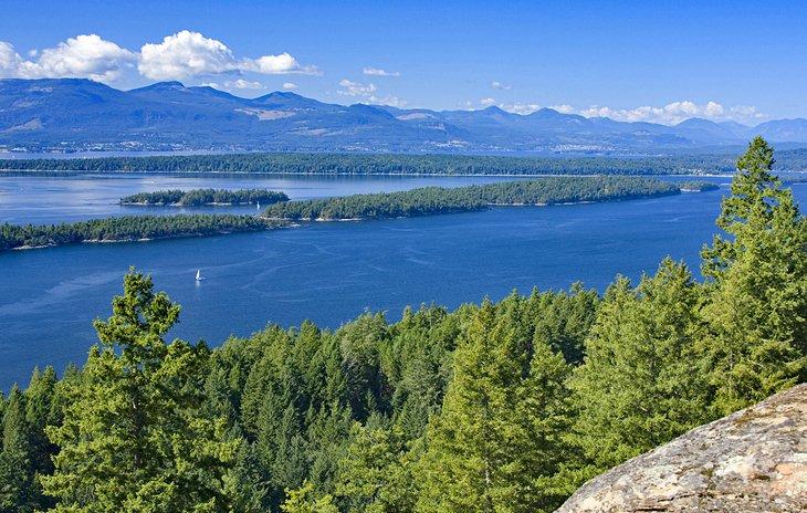 Blick von den Felsenklippen auf Galiano Island