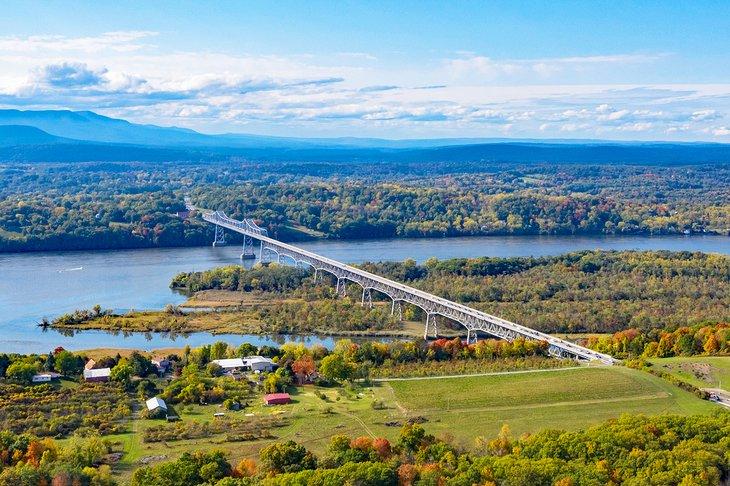 Luftaufnahme der Rip Van Winkle Bridge, die den Hudson River überquert