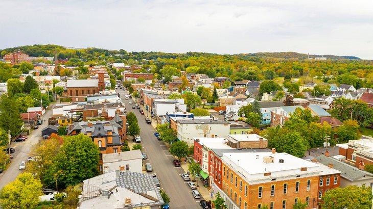 Luftaufnahme der Warren Street und der Innenstadt von Hudson
