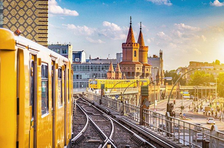 Zug in Berlin mit der Oberbaumbrücke im Hintergrund