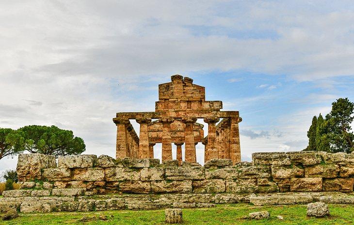 Ruinas de un templo detrás de una muralla en Paestum