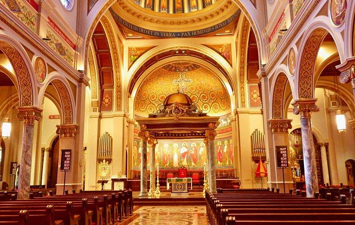 Die schöne Inneneinrichtung der St. Anthony Cathedral Basilica