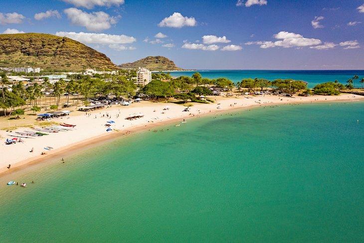 Vista aérea de la Playa Pokai Bay