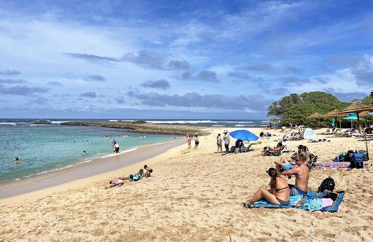 Personas disfrutando de Turtle Bay Beach