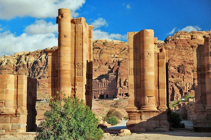 Temenos Tor und Säulenstraße in Petra