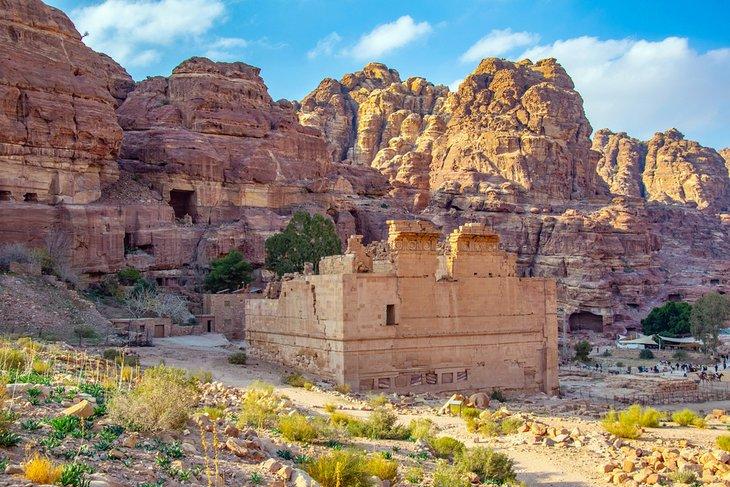 Qasr Al-Bint am Fuß des Jebel Al-Habees