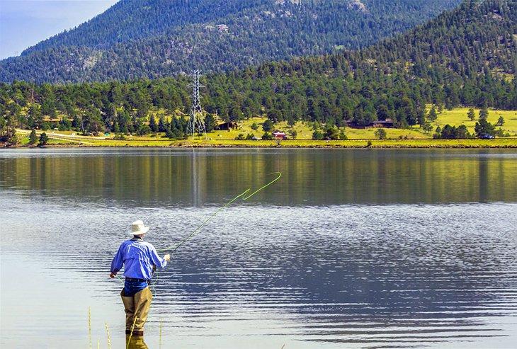 Pêcheur à la mouche au lac Estes