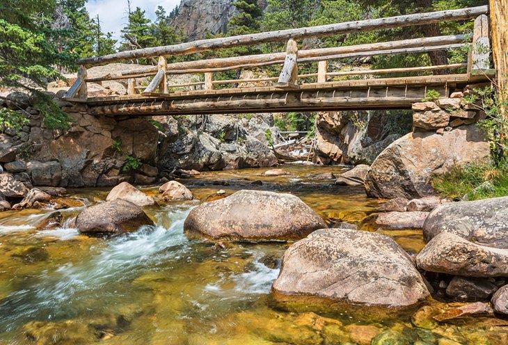 Un pont piétonnier sur le sentier de Fern Lake au-dessus de la Big Thompson River