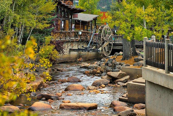 Promenade au bord de la rivière dans le centre-ville d'Estes Park