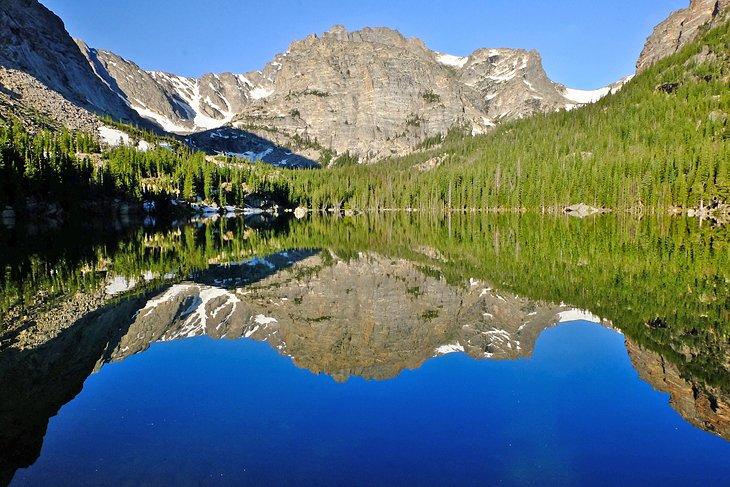 Le Loch, un lac alpin dans le parc national des Rocky Mountains