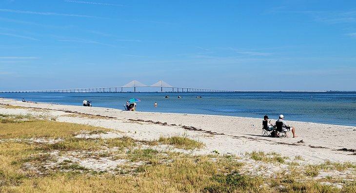 Vista del Puente Skyway desde la playa este en Fort DeSoto