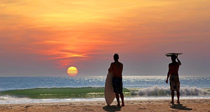 Surfistas en Cocoa Beach al atardecer