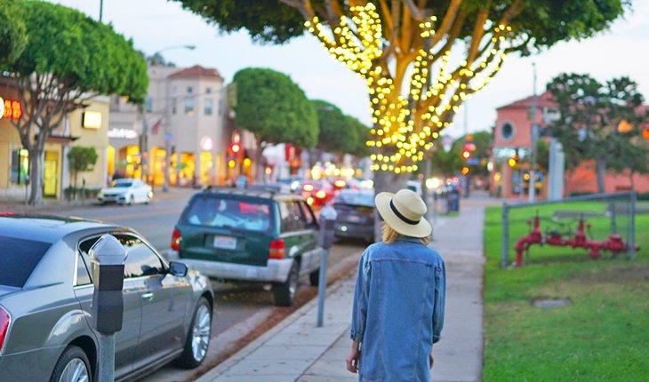 Se promener le long de Montana Avenue au crépuscule