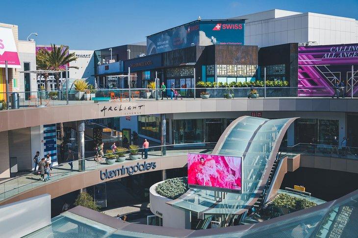Santa Monica Place | ARTYOORAN / Shutterstock.com