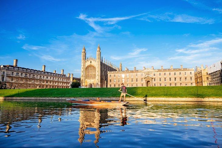 Punt realizando un paseo junto a Clare y King's College en Cambridge