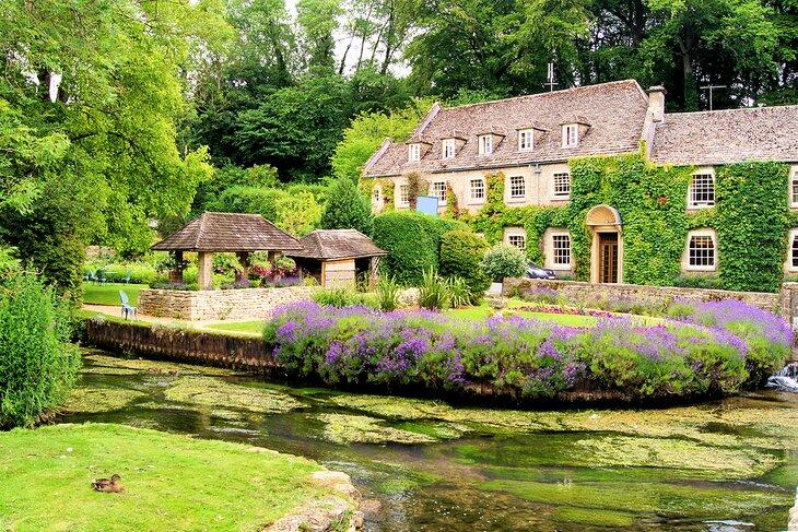 Jardín pintoresco en el pueblo de Bibury, Cotswolds