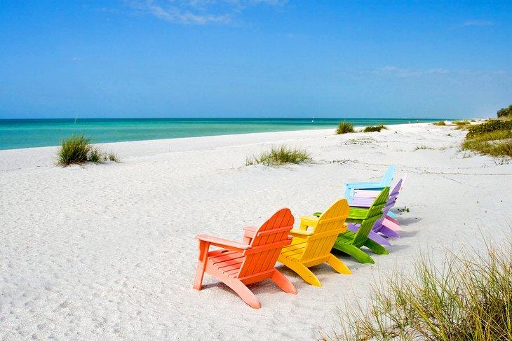 Sillas coloridas en una playa de la Isla Sanibel