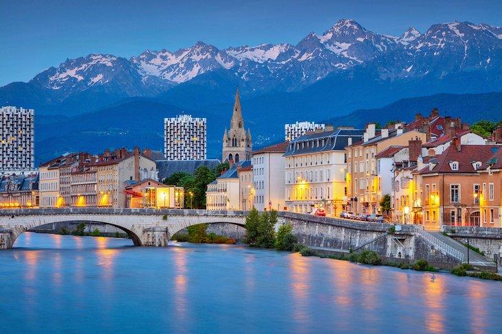 Grenoble in der Dämmerung