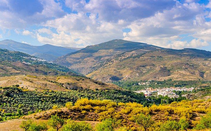 Les villages de Cadiar et Berchules avec les montagnes de la Sierra Nevada en arrière-plan