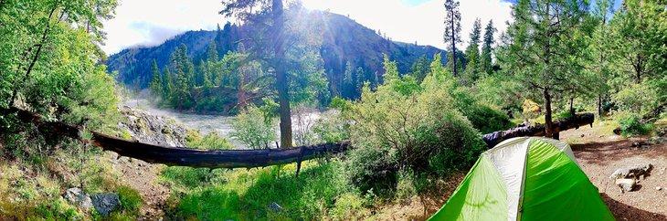 Camping neben dem Mittellauf des Salmon River