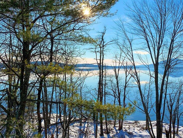 Schnee am Ufer des Ashokan Rail Trail
