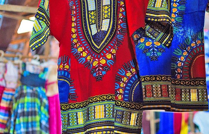 Chemises colorées à vendre au marché de Kimironko