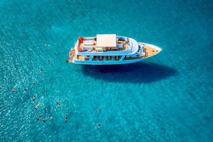 Arrêt baignade d'un bateau de croisière près de Paphos