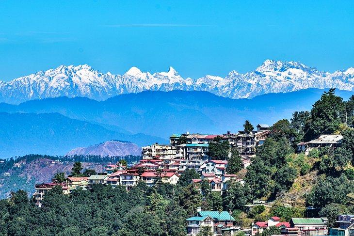 Blick über Shimla mit den Himalaya-Bergen in der Ferne