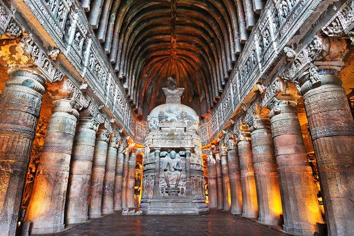 Ajanta-Höhle mit Buddha-Statue im Inneren