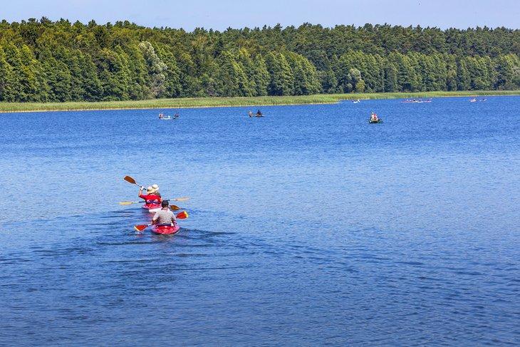 Paddle surfers en el Lago Goldopiwo, Distrito Lacustre de Masuria