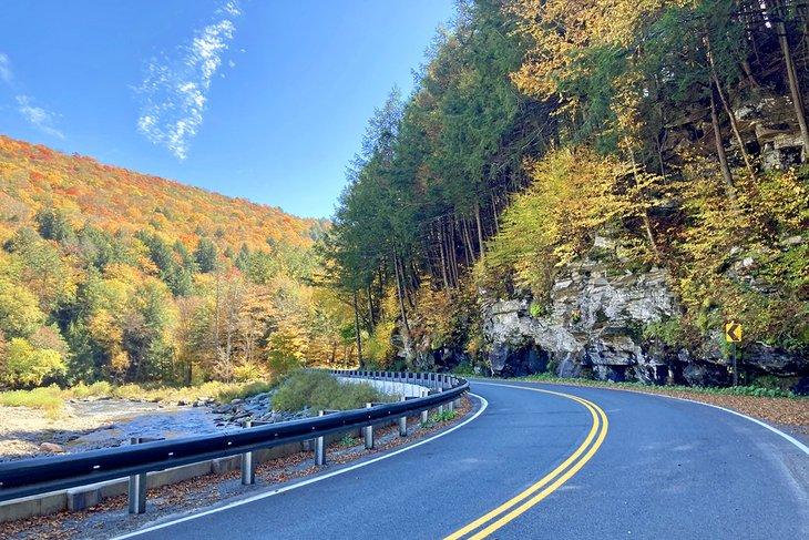 Carretera pintoresca a través de las Catskills con follaje de otoño