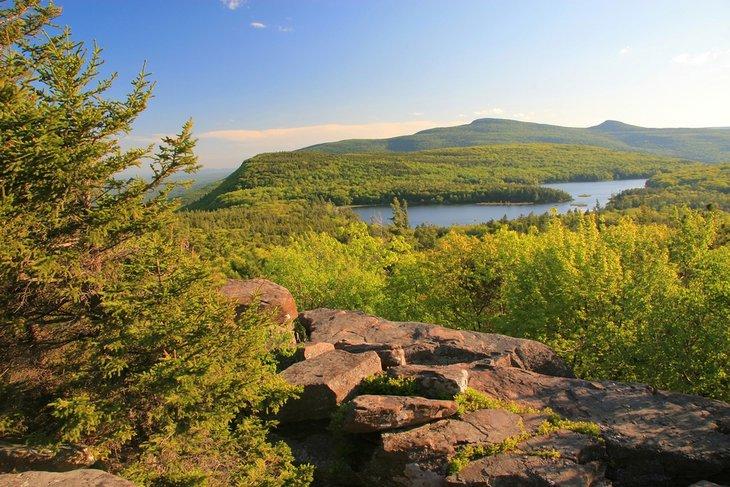 Vista sobre el Lago Norte-Sur en las Montañas Catskill