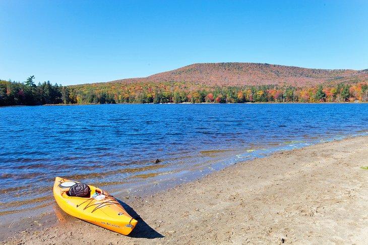 Kayak en un hermoso lago de las Catskills