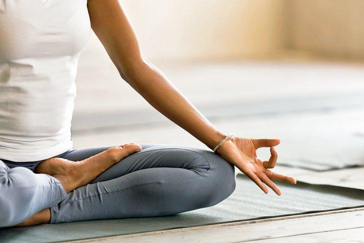 En paz en una postura de yoga