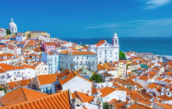 Antiguo barrio de Alfama en Lisboa