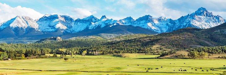 Rancho de ganado debajo de las montañas Dallas Divide en el suroeste de Colorado