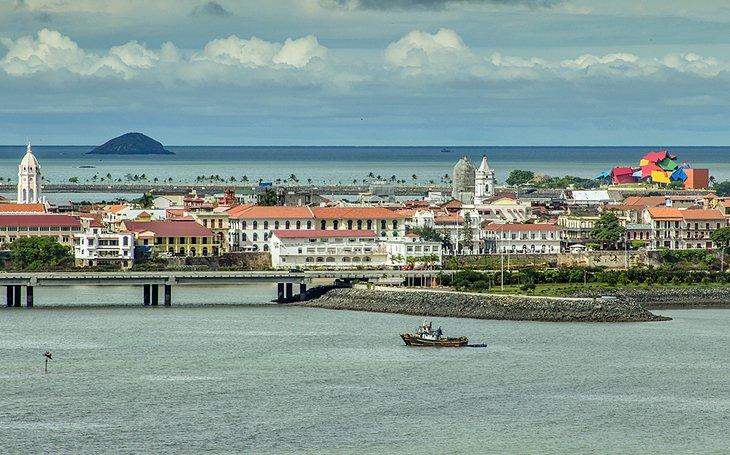 Le coloré Biomuseo sur la ligne d'horizon de Panama City